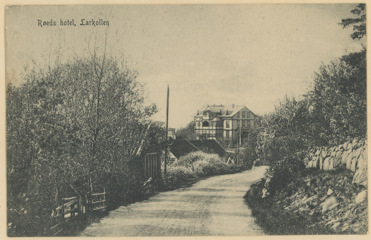 Larkollen, fire postkort, ca. 1910.

Bilde 1:
"Røeds Hotel, Larkollen".

Bilde 2:
"Smaalenene. Botner, Rygge."

Bilde 3:
"Smaalenene, Parti fra Larkollen."

Bilde 4:
"Parti ved Haagensens Landhandleri, Larkollen."