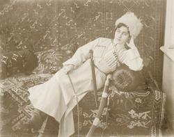 Bildet viser Florentine Rostin, hvilende på en sofa. Hun er 