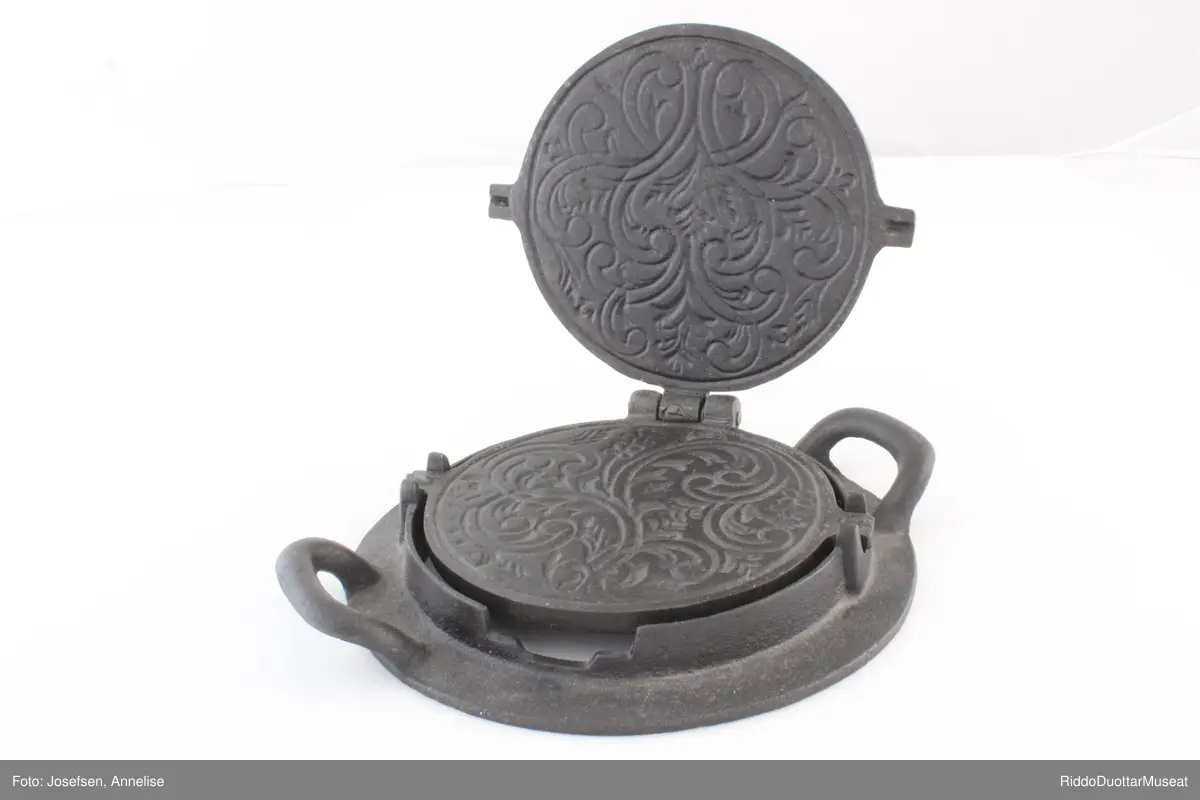 En rund kakeform i et tilpasset stativ  / en holder. Hvis det er åpent rom under stativet, kan kakeformen vippes rundt i stativet så kaken kan stekes på begge sider. Dette jernet er derfor laget for bruk på vedovn med ovnsringer i stedet for kokeplate.  Når man skal steke, fjerner man ovnsringer og legger stativet over åpningen så flammene varmer jernet.
Kakeformen har et mønster preget på innsiden. Den ferdige varme kaken med fint mønster skal straks krummes rundt en kjegle eller en annen rund sak. Kaken tar da en krum form under avkjølingen, derav "krumkake".