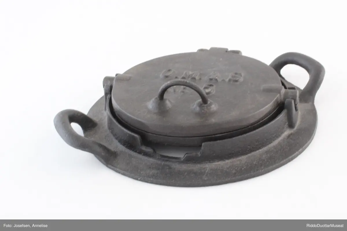 En rund kakeform i et tilpasset stativ  / en holder. Hvis det er åpent rom under stativet, kan kakeformen vippes rundt i stativet så kaken kan stekes på begge sider. Dette jernet er derfor laget for bruk på vedovn med ovnsringer i stedet for kokeplate.  Når man skal steke, fjerner man ovnsringer og legger stativet over åpningen så flammene varmer jernet.
Kakeformen har et mønster preget på innsiden. Den ferdige varme kaken med fint mønster skal straks krummes rundt en kjegle eller en annen rund sak. Kaken tar da en krum form under avkjølingen, derav "krumkake".