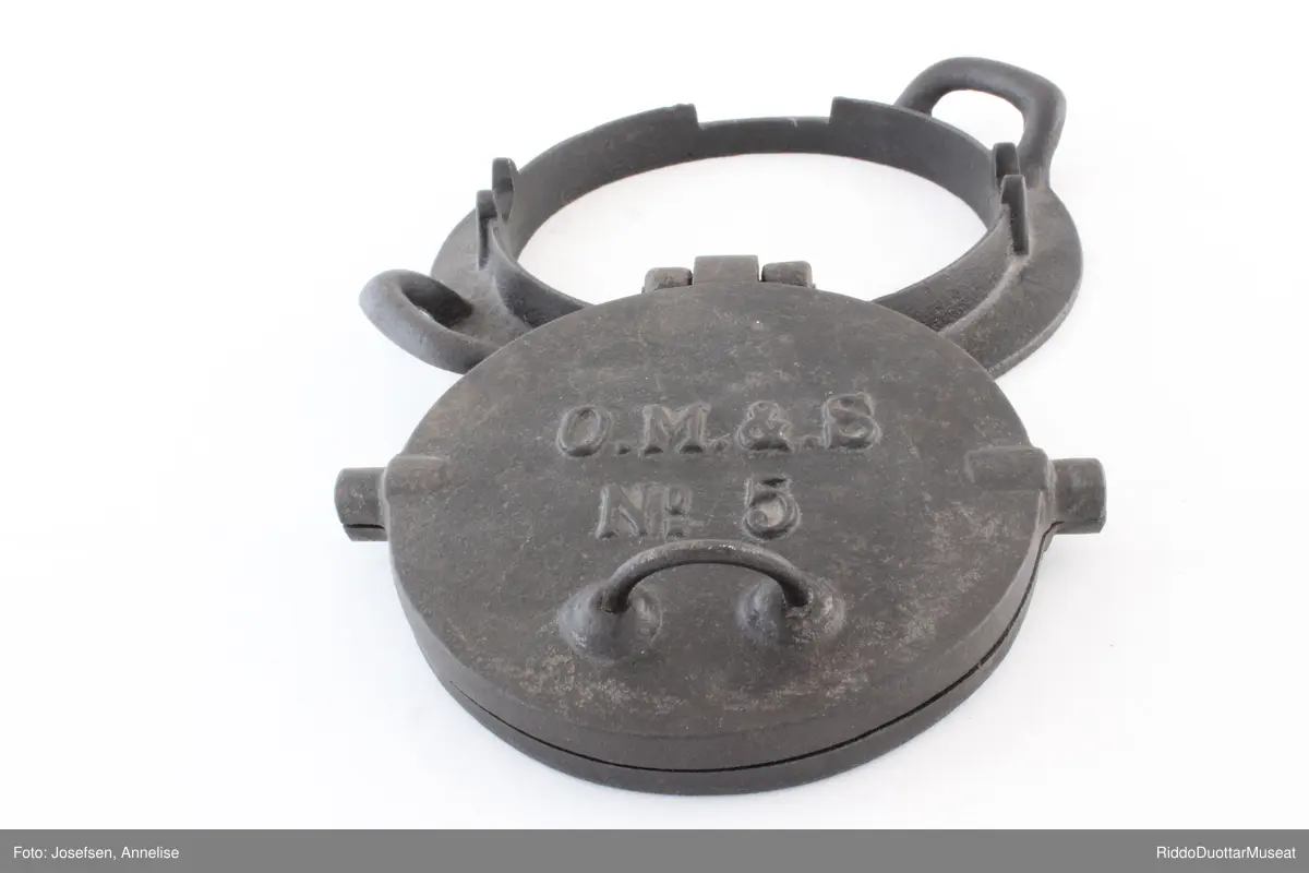 En rund kakeform i et tilpasset stativ  / en holder. Hvis det er åpent rom under stativet, kan kakeformen vippes rundt i stativet så kaken kan stekes på begge sider. Dette jernet er derfor laget for bruk på vedovn med ovnsringer i stedet for kokeplate.  Når man skal steke, fjerner man ovnsringer og legger stativet over åpningen så flammene varmer jernet.
Kakeformen har et mønster preget på innsiden. Den ferdige varme kaken med fint mønster skal straks krummes rundt en kjegle eller en annen rund sak. Kaken tar da en krum form under avkjølingen, derav "krumkake".