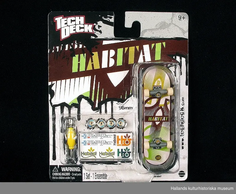 Leksaks skateboard, fingerboard, "Habitat" av Tech-Dech. 
Mått fingerboard: längd 9,5 cm, bredd 2,5 cm