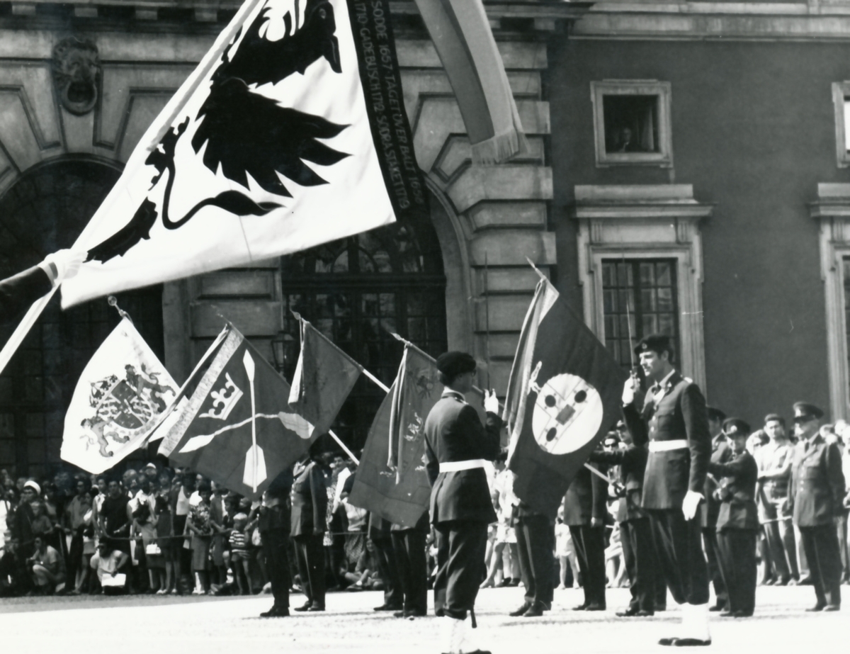 Kassans fotoalbum, sid 14

Stockholms slott den 13 augusti 1969

Regementet firar 250-årsjubileum över Slaget vid södra Stäket 1719.

Bild 1. Vaktavlösning -- med fanborg från de regementen som deltog i slaget. Denna bild är publicerad tidigare med nr ARSF.000817

Bild 2 och 3. Musikkåren vid vaktavlösningen.