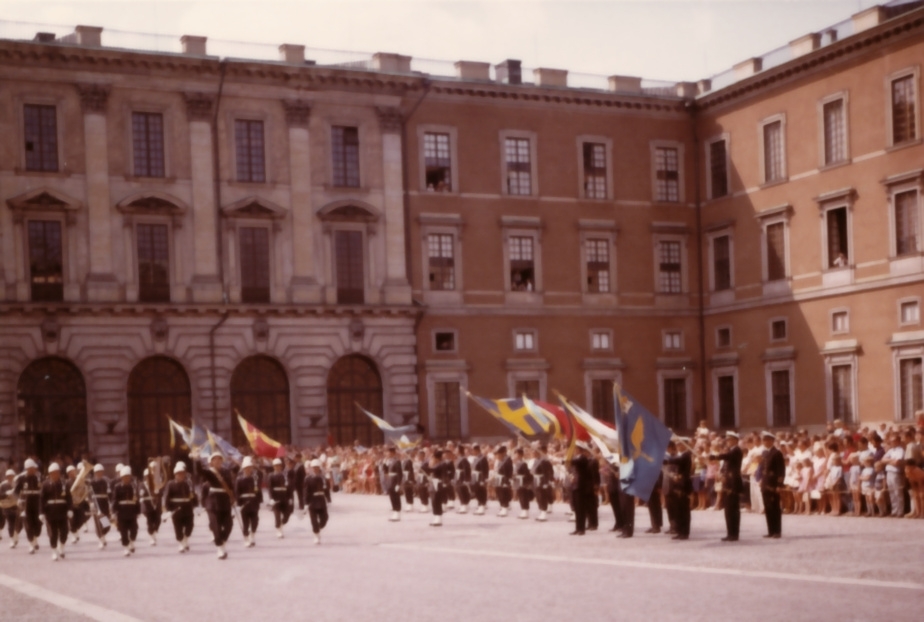 Kassans fotoalbum, sid 14

Stockholms slott den 13 augusti 1969

Regementet firar 250-årsjubileum över Slaget vid södra Stäket 1719.

Bild 1. Vaktavlösning -- med fanborg från de regementen som deltog i slaget. Denna bild är publicerad tidigare med nr ARSF.000817

Bild 2 och 3. Musikkåren vid vaktavlösningen.