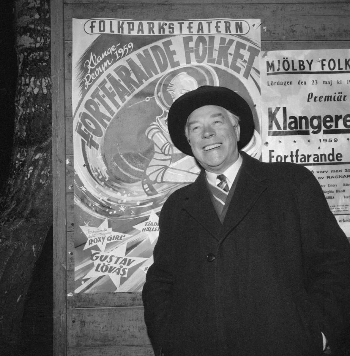 För många lite till åren komna svenskar är Klangerevyn ett begrepp. Under åren 1935 till 1963 turnerade teaterchefen Ragnar Klange årligen med skiftande ensembler, inte sällan inberäknat Sveriges allra största artister. I revytiteln ingick alltid ordet "Folket". 1959 års turne hade titeln "Fortfarande folket" och premiären hölls i Mjölby folkpark den 23 maj. Bilden visar den glada teaterchefen framför parkens affischering.