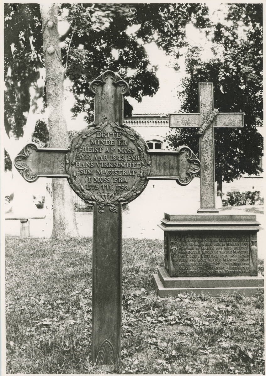 Minnestøtte reist av Moss kommune i 1843 for Tøger Christian Fleischer som var magistrat i Moss fra 1775 til 1793. Han var den første og siste magistrat i Moss.