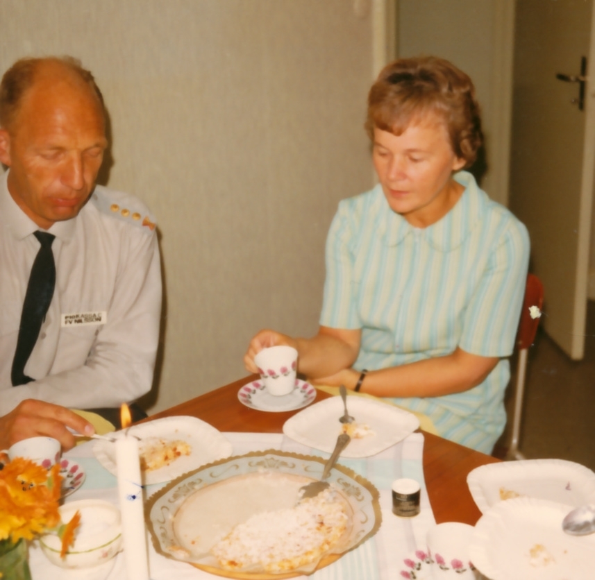 Kassans fotoalbum, sid 12

Ny kassachef blir förvaltare Erik Nilsson. Här avtackar vi Evy Looström som slutade på kassan den 30 september 1968.

Bild 1. Erik Nilsson och Evy Looström

Bild 2. Herta Lagerström, som efterträder Evy

Bild 3. Elna Fredrikson och May Rundin.