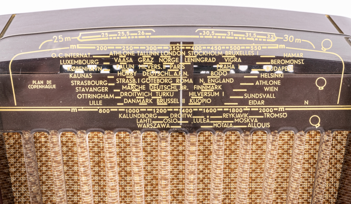 Kat.kort:
Radio. PHILIPS märke på framsidan. Brunt plasthölje. Brungul textil på framsidan. Framför textilien genomskinlig plast med stationsmarkeringar tryckta i gult. Svart sladd med kontakt. Bak- och undersidorna klädda med genombrutet papp. Diverse markeringar på baksidan bl.a.:
"TYPE BX2900-10...
PHILIPS IMPORT...
NR E118287 45W"
"Godkänd för nätanslutning"

