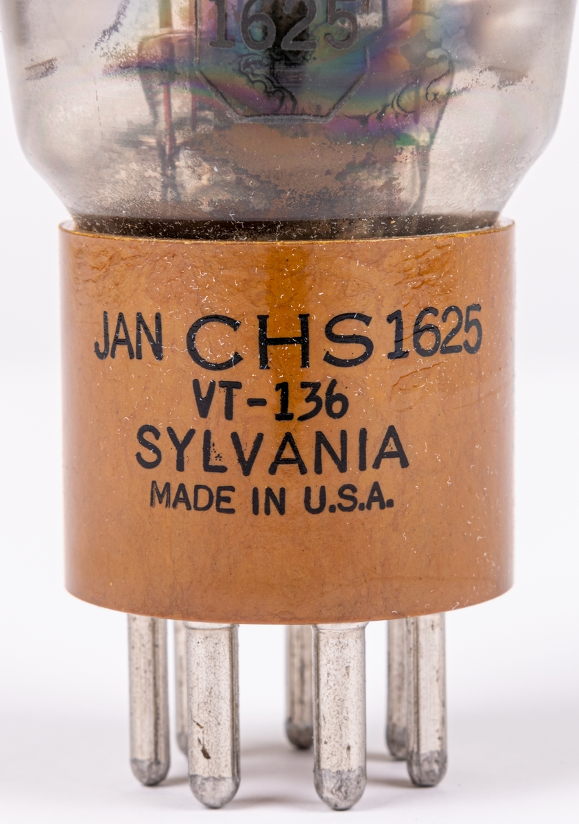 Radiorör, 4st. Sockel i brunt isoleringsmaterial. Undertill sju kontakttappar. Text på sockeln: "JAN CHS 1625 VT-136 SYLVANIA MADE IN U.S.A.
Varje rör förvaras i pappask med vadderat skyddspapper. Text på askarna: "U.S. ARMY SIGNAL CORPS TUBE VT-136 ORDER NO. 414-WF-43-WESTERN ELECTRIC COMPANY, INC. DEC. 29 1942".