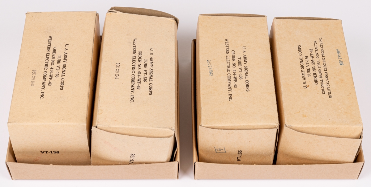 Radiorör, 4st. Sockel i brunt isoleringsmaterial. Undertill sju kontakttappar. Text på sockeln: "JAN CHS 1625 VT-136 SYLVANIA MADE IN U.S.A.
Varje rör förvaras i pappask med vadderat skyddspapper. Text på askarna: "U.S. ARMY SIGNAL CORPS TUBE VT-136 ORDER NO. 414-WF-43-WESTERN ELECTRIC COMPANY, INC. DEC. 29 1942".