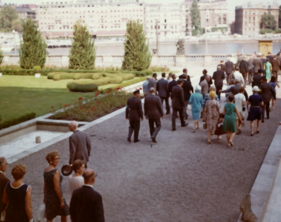 Kassans fotoalbum, sid 15

Stockholm den 13 augusti 1969

Regementet firar 250-årsjubileum över Slaget vid södra Stäket 1719.

Bild 1. På väg mot kajen nedanför slottet. Elna Fredriksson nere i v. hörnet (med glasögon)
Bild 2. Ombordstigning inför färd till Skogsö
Bild 3. Åldersklassen har anlänt, halva bataljonen till fots, från Skarpnäck
Bild 4. Skogsömonumentet.