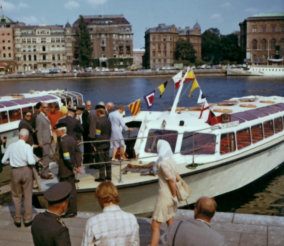 Kassans fotoalbum, sid 15

Stockholm den 13 augusti 1969

Regementet firar 250-årsjubileum över Slaget vid södra Stäket 1719.

Bild 1. På väg mot kajen nedanför slottet. Elna Fredriksson nere i v. hörnet (med glasögon)
Bild 2. Ombordstigning inför färd till Skogsö
Bild 3. Åldersklassen har anlänt, halva bataljonen till fots, från Skarpnäck
Bild 4. Skogsömonumentet.