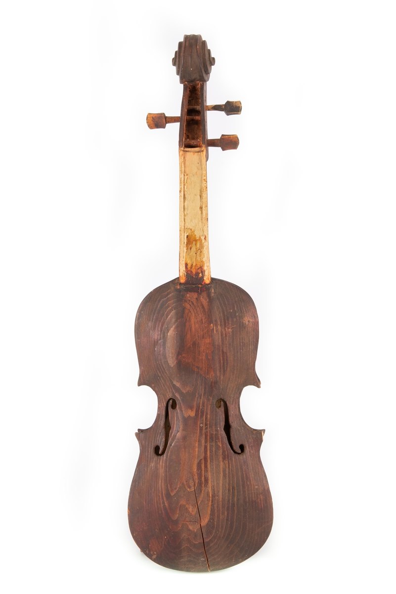 Fela er gjort i grovt tremateriale og er antakelig et hjemmearbeid fra gården Hippe i Ulnes. Instrumentet er brunbeiset og ulakert. Strengehuset har en sprekk, 13 cm lang, på oversiden. Halsen er uten strengebrett. Tre strengeskruer er festet til felehode. Ingen strenger.