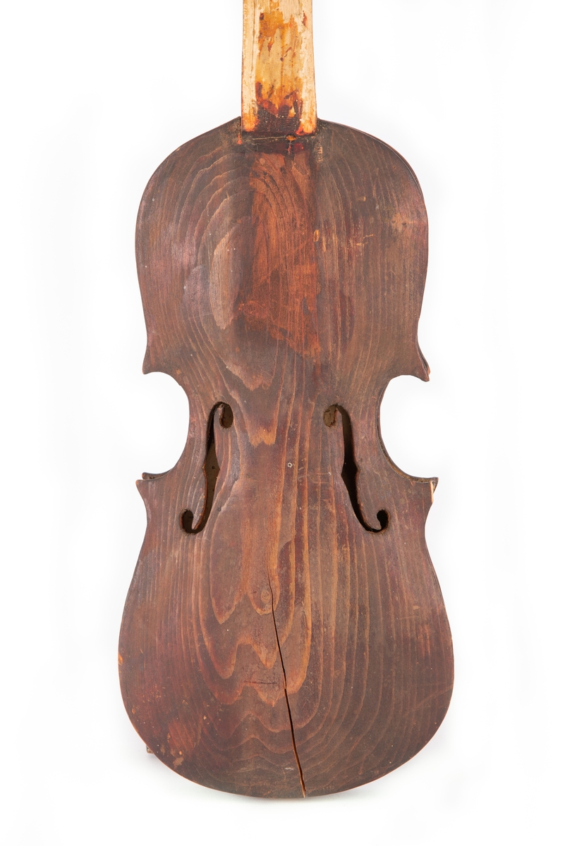 Fela er gjort i grovt tremateriale og er antakelig et hjemmearbeid fra gården Hippe i Ulnes. Instrumentet er brunbeiset og ulakert. Strengehuset har en sprekk, 13 cm lang, på oversiden. Halsen er uten strengebrett. Tre strengeskruer er festet til felehode. Ingen strenger.