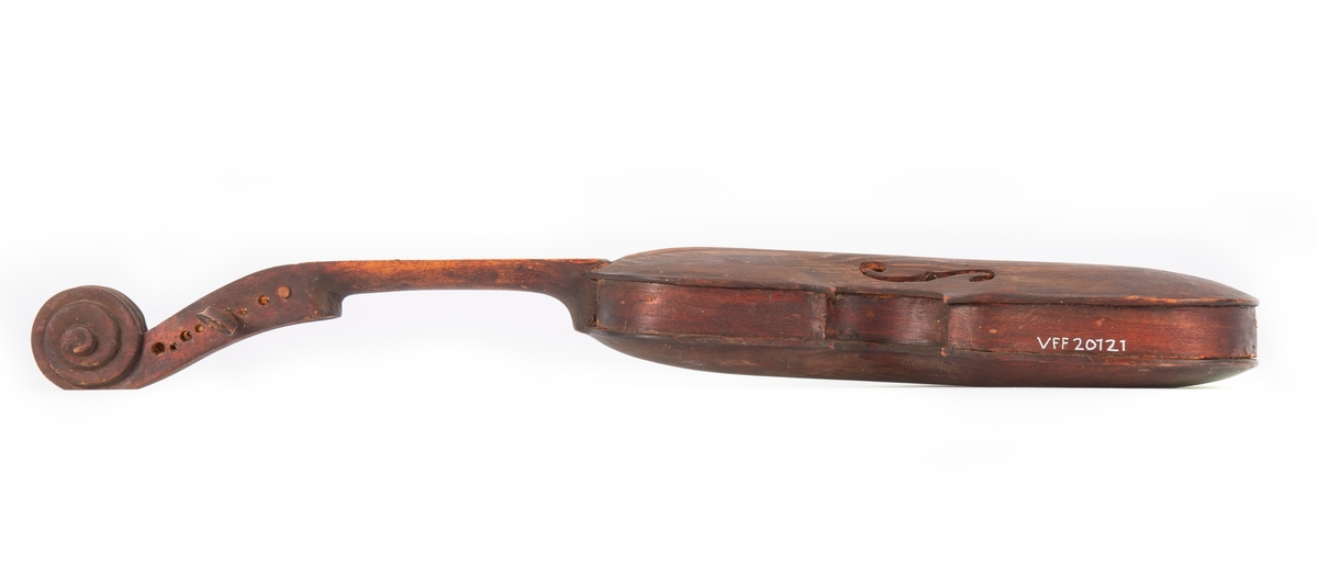 Fela er gjort i grovt tremateriale og er antakelig et hjemmearbeid fra gården Hippe i Ulnes. Instrumentet er brunbeiset og ulakert. Strengehuset har en sprekk, 13 cm lang, på oversiden. Halsen er uten strengebrett. Tre strengeskruer er festet til felehode. Ingen strenger.