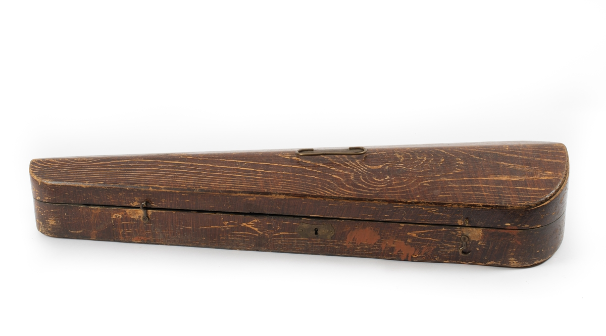 Hardingfele med skrin. Det er kjent at den tidelgare eigaren av fela trefte Ulrik i Jensestogun (1850-1919). Det er mogeleg at Ulrik ha laga deler av fela, og ho kan ha vore tilpassa til posisjonsspel (lang hals). Fela skal ha vore brukt på Skrinsrud i Steinsetbygde, Etnedal.