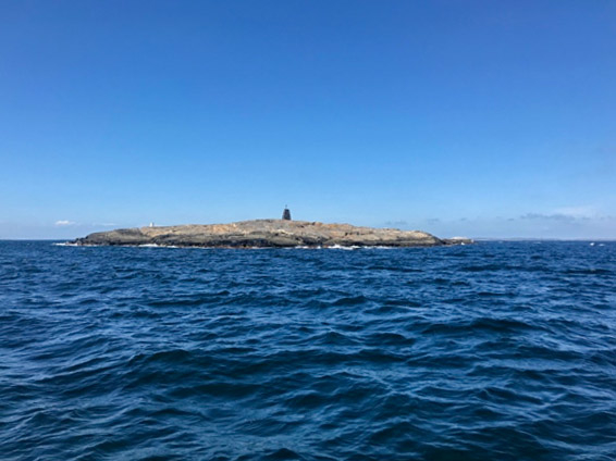 Heia med den karakteristiske varden. På slutten av 1800-tallet var det uavklart hvor sjøgrensen mellom Norge og Sverige gikk. Det førte til en grensestrid som ikke ble avgjort før i 1909. For å markere at dette var norsk territorium ble det oppført en varde på Heia i 1868.