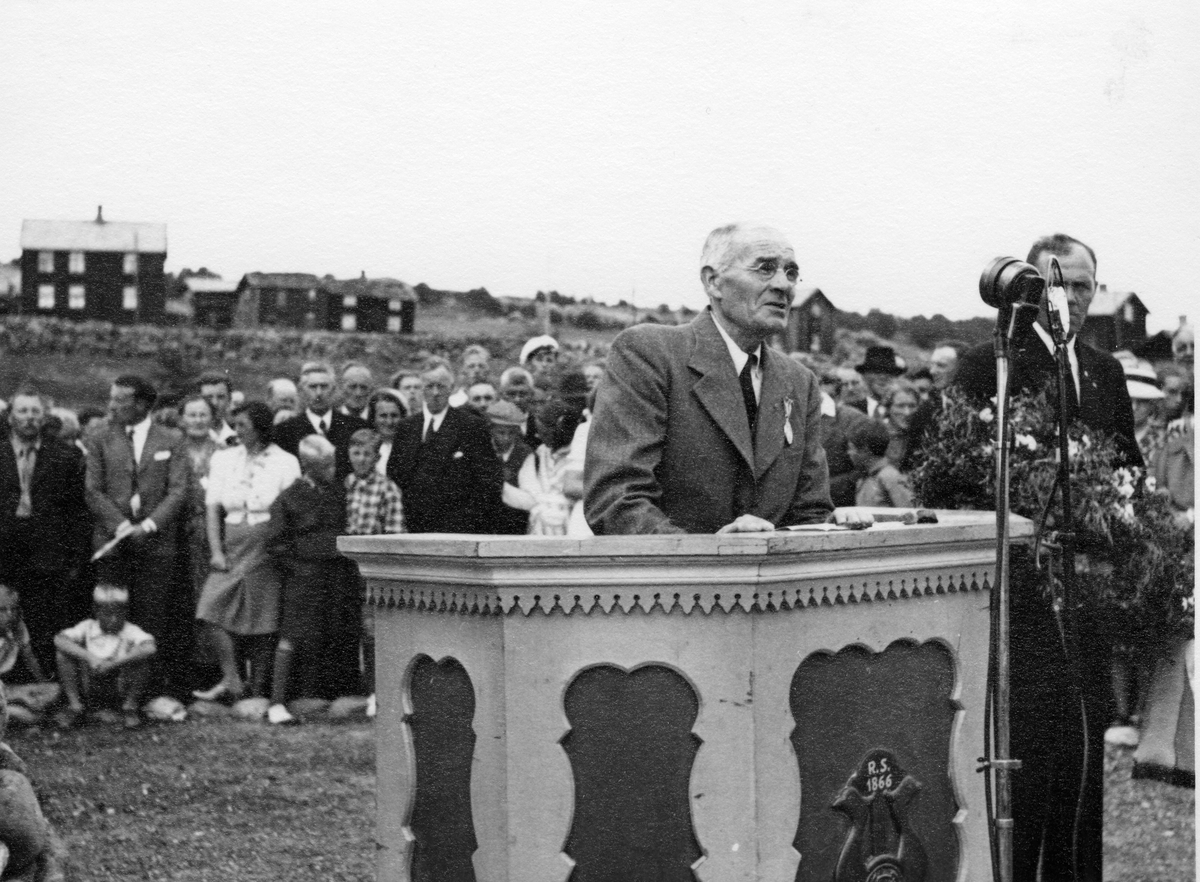 Axel Selboe taler på vegne av arbeiderne i forbindelse med bekransning av bergmannsminnesmerket på øvre kirkegård ved 300-årsjubileet for Røros Kobberverk i 1946