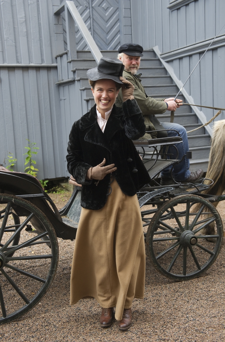 "Marie Ødegaard" fra 1905-leiligheten ankommer med hest og vogn. Fra lanseringen av boka «En historiebok i tre etasjer» i OBOS-gården – Wessels gate 15, 18. september 2011.  Alle beboerne, både de oppdiktede og de virkelige, var tilstede.