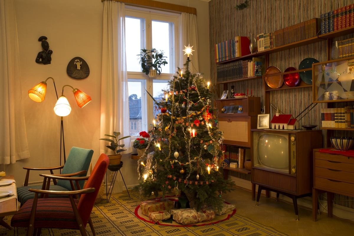 Juletre i stue. Formidling av juletradisjoner i leiligheten "Teak, TV og tenåringer – 1965" i OBOS-gården – Wessels gate 15 på Norsk Folkemuseum. Fotografert desember 2013.
