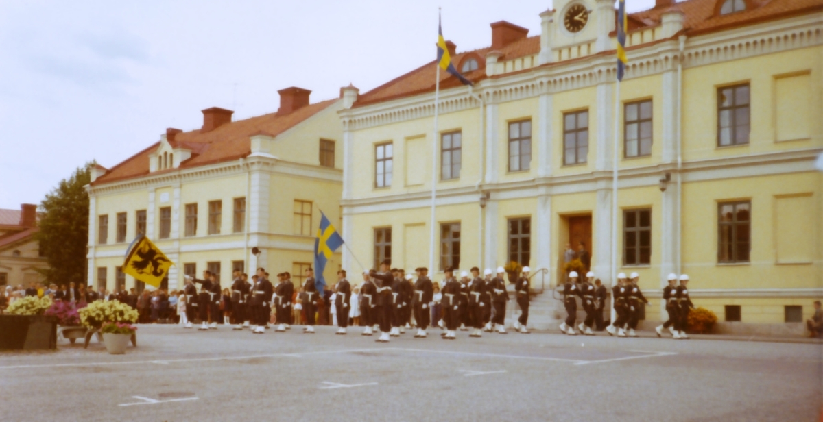 Kassans fotoalbum, sid 21

1971 firar regementet sina 50 år i Strängnäs.

Under våren 1971 vikarierar förvaltare L Håkansson från I 4 som kassachef.

Bild 1. L Håkansson 

Bild 2. Musikkåren på Rådhustorget

Bild 3. Fanvakt och hedersvakt framför rådhuset.
