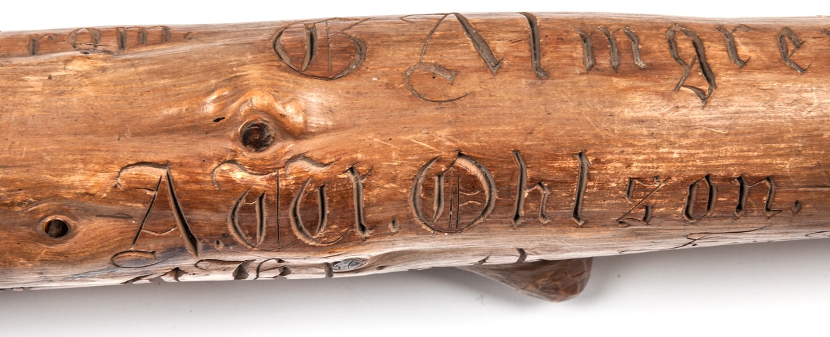 Spatserkäpp, knölpåk, av ene, med att stort antal gävlenamn inristade, flera av dem med studentexamen under 1870-talets första år. 
Käppen är daterad: Kullerhamn och Granskär 27/7 1873.
Namn:
A. Petersson
E. Höjer
A. Nygren
C. Klintberg
F. v. Schéele
A. Ölund
D. Carlsson
O. Nordin
G. Holmström
E. Östman
C. Almgren
A. T. U. Ohlsson
R. Bäcklin
K. G. Hjort
A. Carlsson
J. Wikström
A. Lundeberg
J. Hedeström
W. M. Fröstedt (Wilhelm Mauritz)
F. Sundberg
G. Sandlund