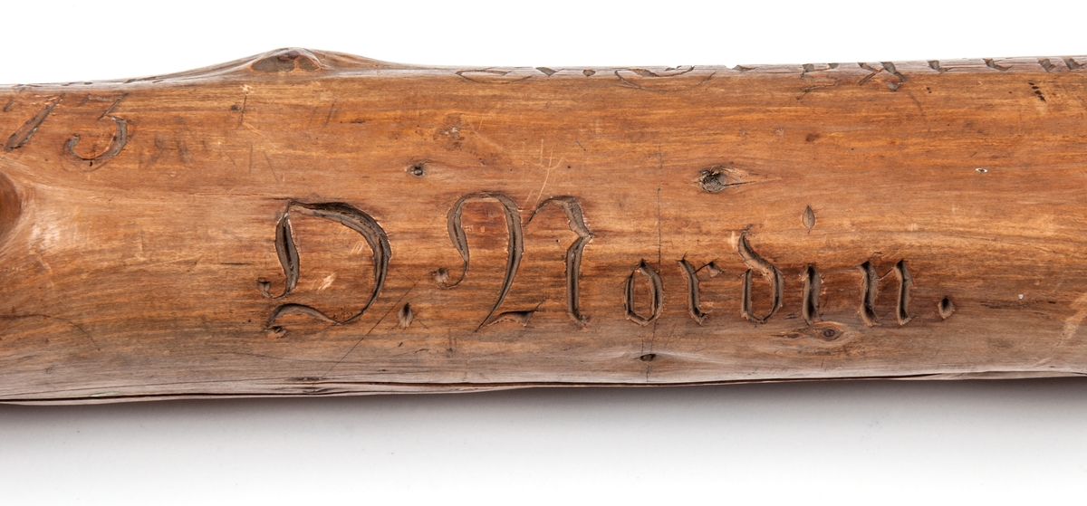 Spatserkäpp, knölpåk, av ene, med att stort antal gävlenamn inristade, flera av dem med studentexamen under 1870-talets första år. 
Käppen är daterad: Kullerhamn och Granskär 27/7 1873.
Namn:
A. Petersson
E. Höjer
A. Nygren
C. Klintberg
F. v. Schéele
A. Ölund
D. Carlsson
O. Nordin
G. Holmström
E. Östman
C. Almgren
A. T. U. Ohlsson
R. Bäcklin
K. G. Hjort
A. Carlsson
J. Wikström
A. Lundeberg
J. Hedeström
W. M. Fröstedt (Wilhelm Mauritz)
F. Sundberg
G. Sandlund