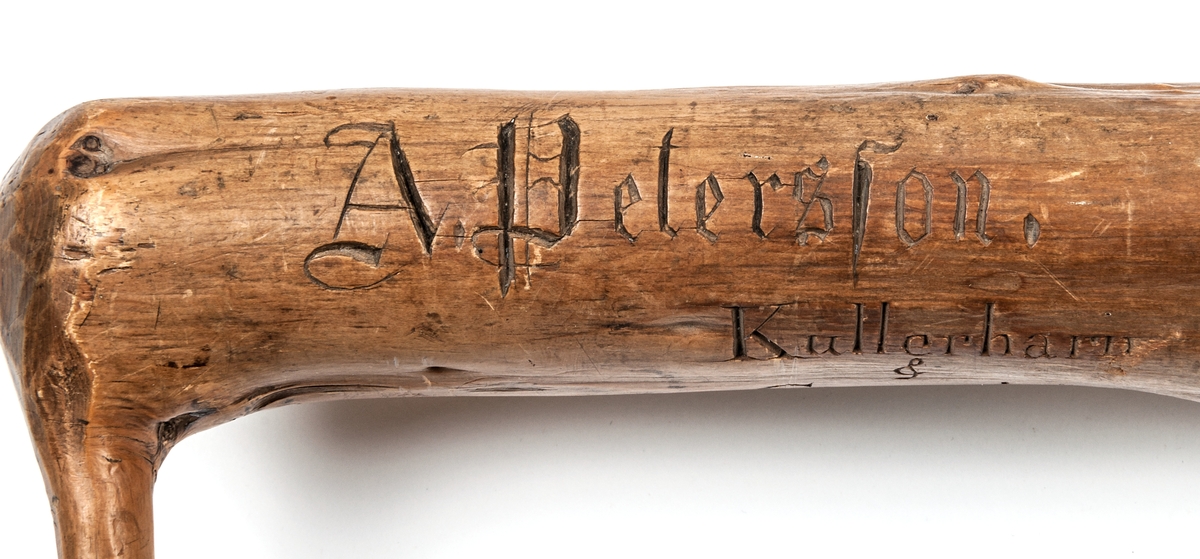 Spatserkäpp, knölpåk, av ene, med att stort antal gävlenamn inristade, flera av dem med studentexamen under 1870-talets första år. 
Käppen är daterad: Kullerhamn och Granskär 27/7 1873.
Namn:
A. Petersson
E. Höjer
A. Nygren
C. Klintberg
F. v. Schéele
A. Ölund
D. Carlsson
O. Nordin
G. Holmström
E. Östman
C. Almgren
A. T. U. Ohlsson
R. Bäcklin
K. G. Hjort
A. Carlsson
J. Wikström
A. Lundeberg
J. Hedeström
W. M. Fröstedt (Wilhelm Mauritz)
F. Sundberg
G. Sandlund