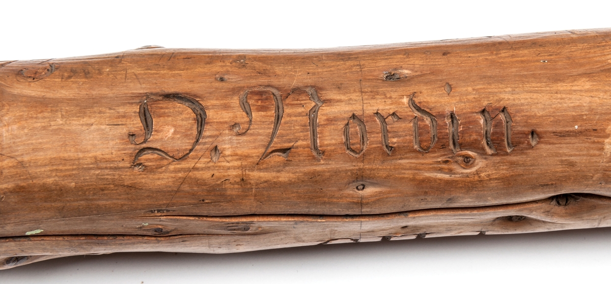 Spatserkäpp, knölpåk, av ene, med att stort antal gävlenamn inristade, flera av dem med studentexamen under 1870-talets första år. 
Käppen är daterad: Kullerhamn och Granskär 27/7 1873.
Namn:
A. Petersson
E. Höjer
A. Nygren
C. Klintberg
F. v. Schéele
A. Ölund
D. Carlsson
O. Nordin
G. Holmström
E. Östman
C. Almgren
A. T. U. Ohlsson
R. Bäcklin
K. G. Hjort
A. Carlsson
J. Wikström
A. Lundeberg
J. Hedeström
W. M. Fröstedt (Wilhelm Mauritz)
F. Sundberg
G. Sandlund