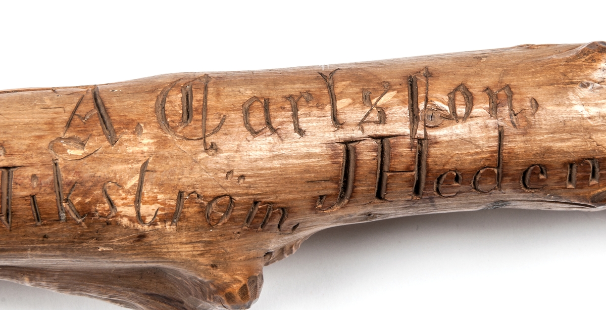 Spatserkäpp, knölpåk, av ene, med att stort antal gävlenamn inristade, flera av dem med studentexamen under 1870-talets första år. 
Käppen är daterad: Kullerhamn och Granskär 27/7 1873.
Namn:
A. Petersson
E. Höjer
A. Nygren
C. Klintberg
F. v. Schéele
A. Ölund
D. Carlsson
O. Nordin
G. Holmström
E. Östman
C. Almgren
A. T. U. Ohlsson
R. Bäcklin
K. G. Hjort
A. Carlsson
J. Wikström
A. Lundeberg
J. Hedeström
W. M. Fröstedt (Wilhelm Mauritz)
F. Sundberg
G. Sandlund