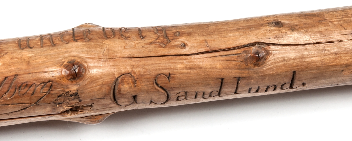 Spatserkäpp, knölpåk, av ene, med att stort antal gävlenamn inristade, flera av dem med studentexamen under 1870-talets första år. 
Käppen är daterad: Kullerhamn och Granskär 27/7 1873.
Namn:
A. Petersson
E. Höjer
A. Nygren
C. Klintberg
F. v. Schéele
A. Ölund
D. Carlsson
O. Nordin
G. Holmström
E. Östman
C. Almgren
A. T. U. Ohlsson
R. Bäcklin
K. G. Hjort
A. Carlsson
J. Wikström
A. Lundeberg
J. Hedeström
W. M. Fröstedt (Wilhelm Mauritz)
F. Sundberg
G. Sandlund