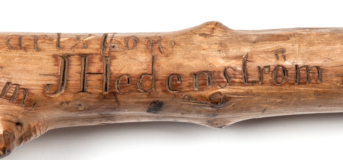 Spatserkäpp, knölpåk, av ene, med att stort antal gävlenamn inristade, flera av dem med studentexamen under 1870-talets första år. 
Käppen är daterad: Kullerhamn och Granskär 27/7 1873.
Namn:
A. Petersson
E. Höjer
A. Nygren
C. Klintberg
F. v. Schéele
A. Ölund
D. Carlsson
O. Nordin
G. Holmström
E. Östman
C. Almgren
A. T. U. Ohlsson
R. Bäcklin
K. G. Hjort
A. Carlsson
J. Wikström
A. Lundeberg
J. Hedeström
W. M. Fröstedt (Wilhelm Mauritz)
F. Sundberg
G. Sandlund