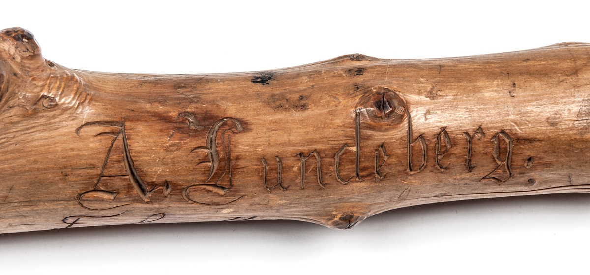 Spatserkäpp, knölpåk, av ene, med att stort antal gävlenamn inristade, flera av dem med studentexamen under 1870-talets första år. 
Käppen är daterad: Kullerhamn och Granskär 27/7 1873.
Namn:
A. Petersson
E. Höjer
A. Nygren
C. Klintberg
F. v. Schéele
A. Ölund
D. Carlsson
O. Nordin
G. Holmström
E. Östman
C. Almgren
A. T. U. Ohlsson
R. Bäcklin
K. G. Hjort
A. Carlsson
J. Wikström
A. Lundeberg
J. Hedeström
W. M. Fröstedt (Wilhelm Mauritz)
F. Sundberg
G. Sandlund