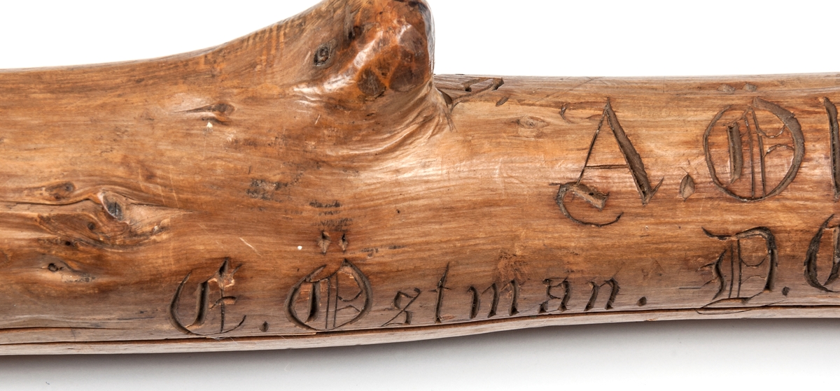 Spatserkäpp, knölpåk, av ene, med att stort antal gävlenamn inristade, flera av dem med studentexamen under 1870-talets första år. 
Käppen är daterad: Kullerhamn och Granskär 27/7 1873.
Namn:
A. Petersson
E. Höjer
A. Nygren
C. Klintberg
F. v. Schéele
A. Ölund
D. Carlsson
O. Nordin
G. Holmström
E. Östman
C. Almgren
A. T. U. Ohlsson
R. Bäcklin
K. G. Hjort
A. Carlsson
J. Wikström
A. Lundeberg
J. Hedeström
W. M. Fröstedt (Wilhelm Mauritz)
F. Sundberg
G. Sandlund