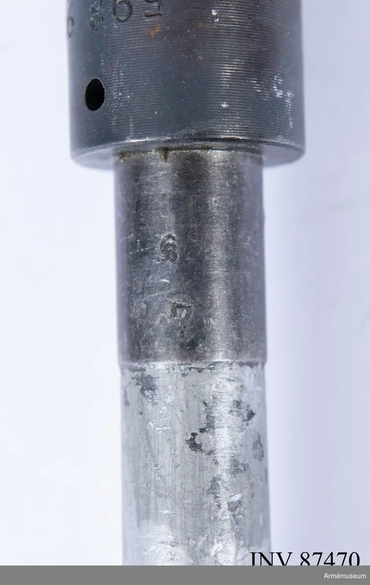 Ammunitionen som användes var 9x19 mm lös patron m/1939 – en rödfärgad projektil med trämjölspulver- och plastblandning. När projektilen lämnade pipan splittrades den omedelbart av det konformade lösskjutningsskyddet längst fram och utgjorde därmed ingen fara för någon annan under förutsättning att det var fäst på rätt sätt. Det enda som kom ut var lite plastpulver. 

Vid skjutning med kammarammunition (svartfärgad projektil med blå rand med ingjuten 4,8 mm stor stålkula, kammarpatron m/1939) användes endast lösskjutningspipan utan skyddet. Det sistnämnda skedde på skjutbanor som var 30 meter långa. Den stoppfjäder som samhör med föremålet var till för att pipan och skyddet inte skulle gänga upp sig under skjutningen. 

Pipan målades aluminiumfärgad för att inte förväxlas med skarpskjutningspipa.