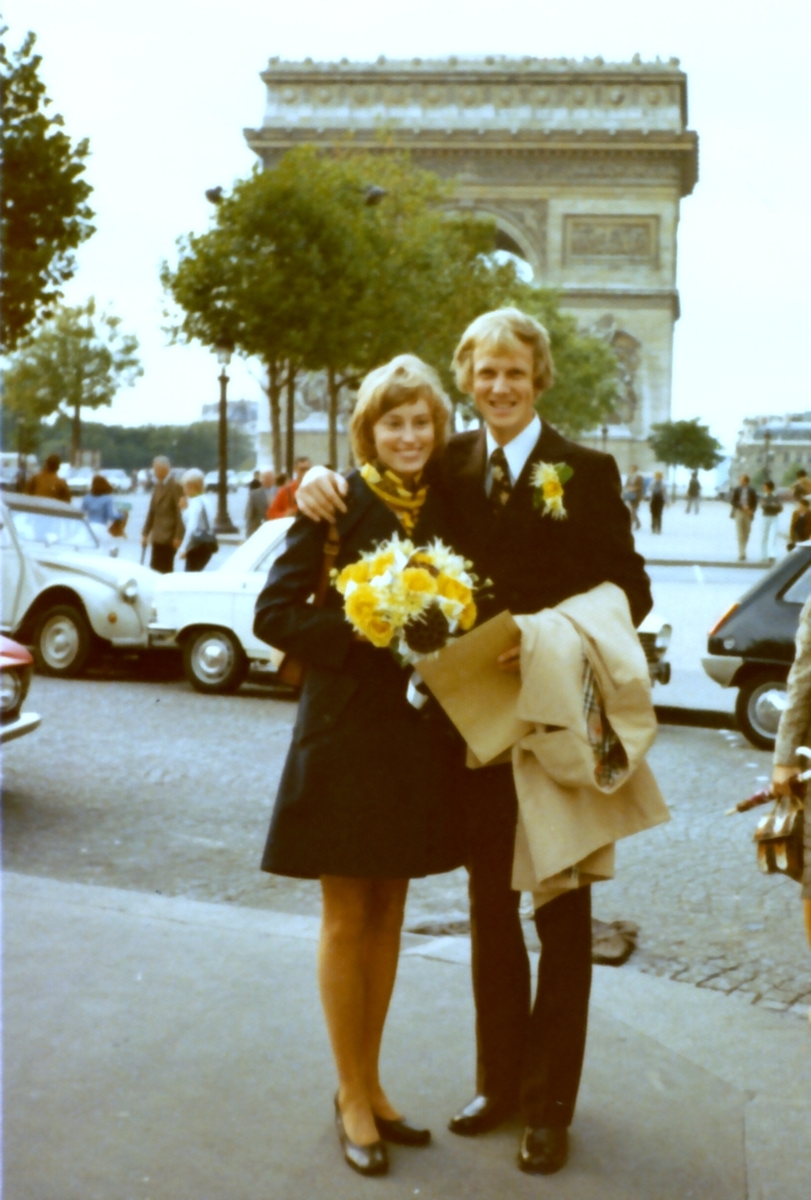 Kassans fotoalbum, sid 28

Paris den 19 september 1973.

Ann-Marie gifter sig med Sven-Olof Pettersson.

Bild 1. Ur tidning

Bild 2. Tackkort från de nygifta.