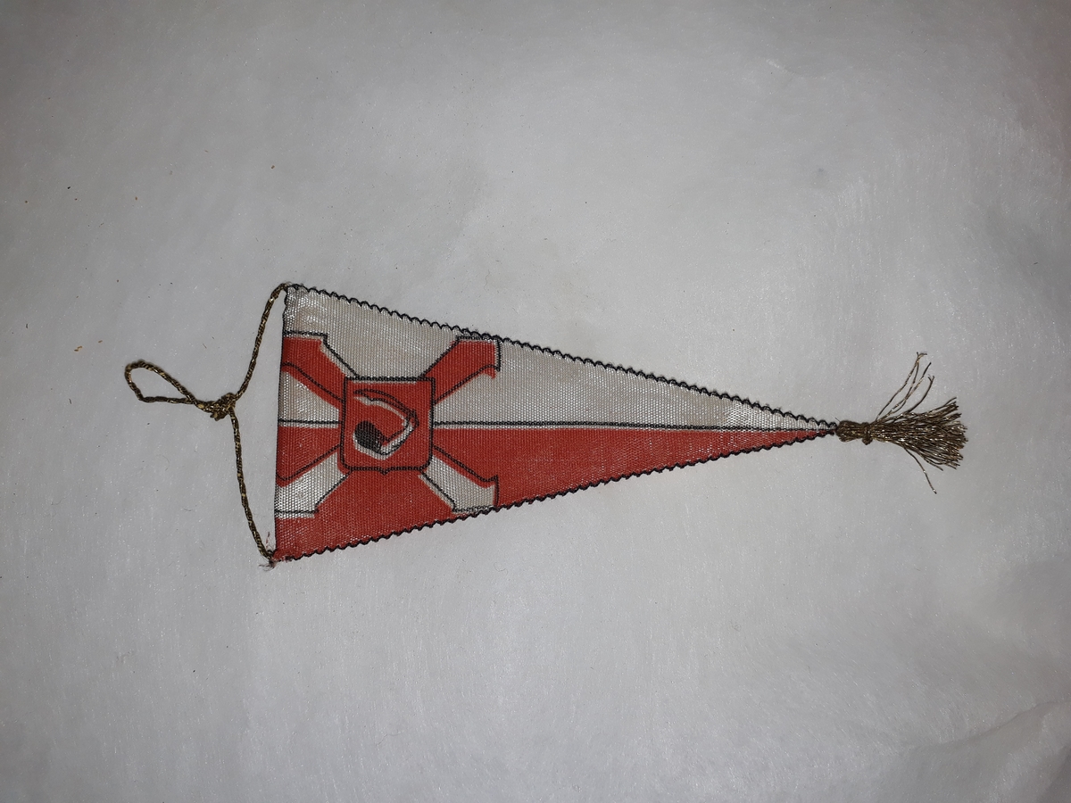 Liten vimpel med guldtofs i kortändan. Troligen polska.