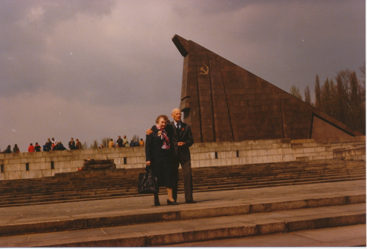 Sovjetisk krigsminnepark Øst-Berlin. Midt i bildet står Nathalie Zachariassen og Einar Gerhardsen, begge fanger i Tyskland under 2. verdenskrig De deltok på en tur "Foreningen for politiske fanger" arrangerte til Berlin 17.-24. april 1980.