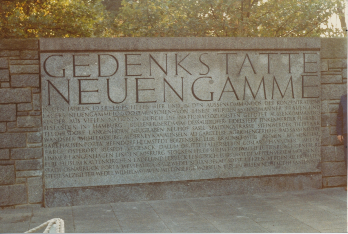 Fra minnestedet Neuengamme i Tyskland, 18. oktober 1981. Bildet er tatt under en tur Krigsinvalideforbundet og Foreningen for politiske fanger arrangerte 15.-21. oktober 1981.