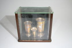 Monter med tre pokaler