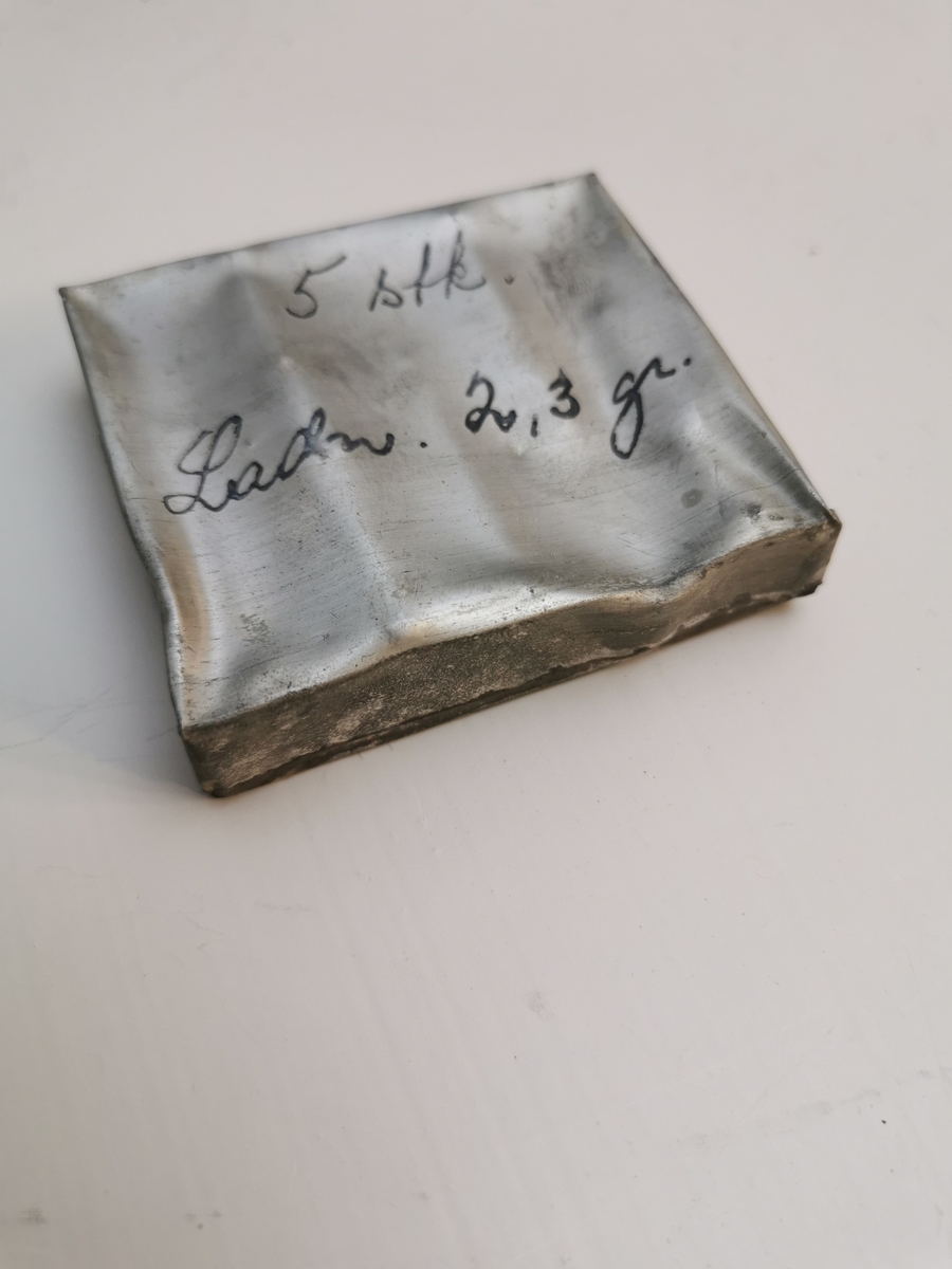 Rektangulær eske med 5 stk. kuler. Esken er plombert.