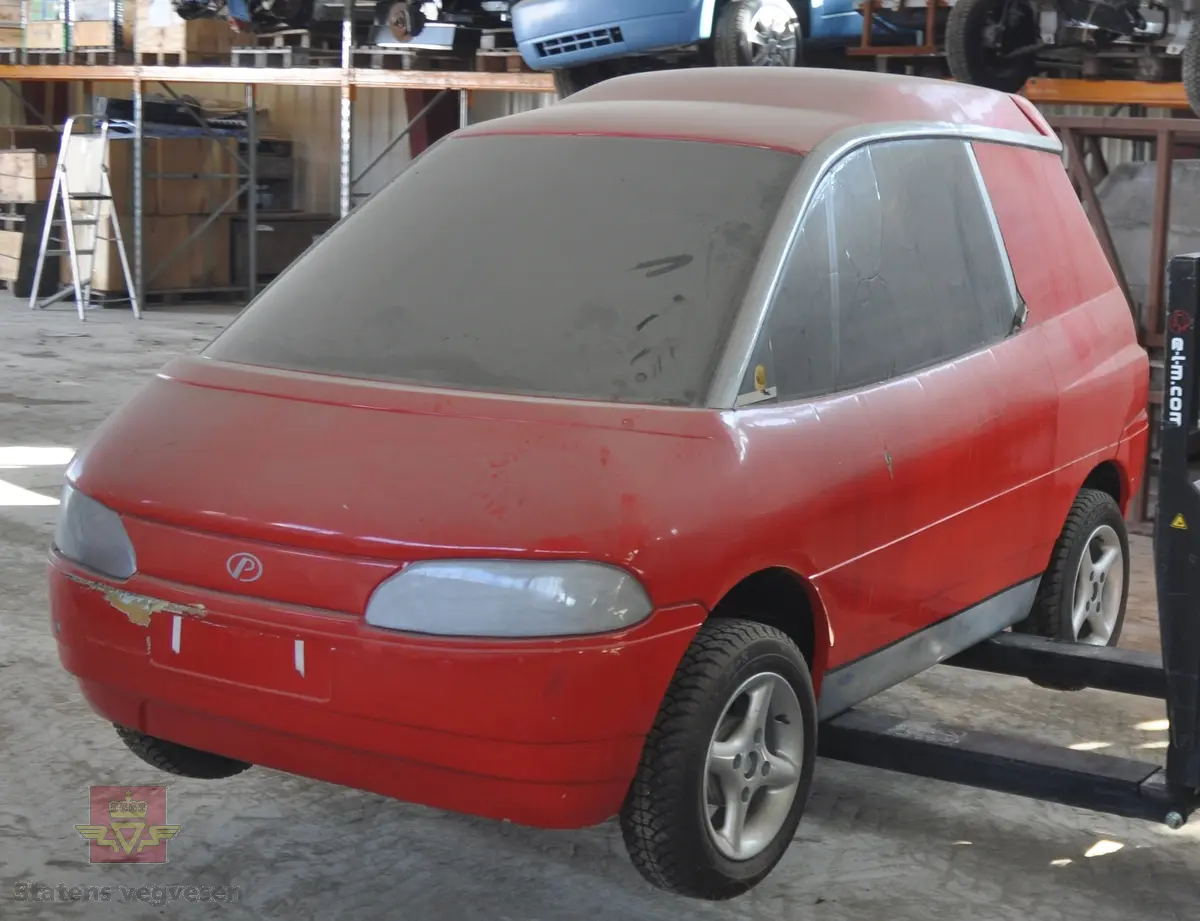 Rød tre- og skummodell av Pivco PIV2 i 1993. Bilen er i sin helhet utformet i skumplast, som er dekket med gelcoat og lakkert rødt for karosseri, mørkt for vinduer og sølv for lykter og aluminiumsomramming. Ordinære hjul på aluminiumsfelger er festet inn på en treramma.