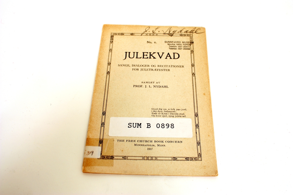 Heftet inneheld "Sange, dialoger og recititationer for juletræfester", samla av Prof. J. L. Nydahl og utgjeve ac The free church book concern Minneapolis, Minn. 1917.