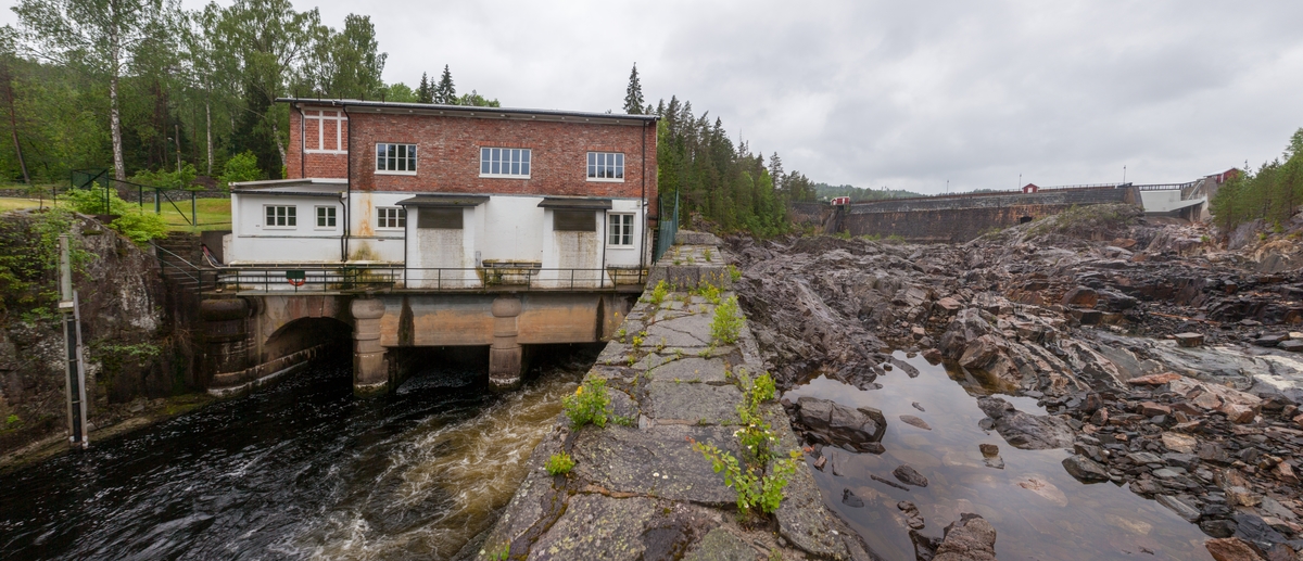 Dalsfos kraftstasjon sett frå utløpssida, til høgre er dammen.