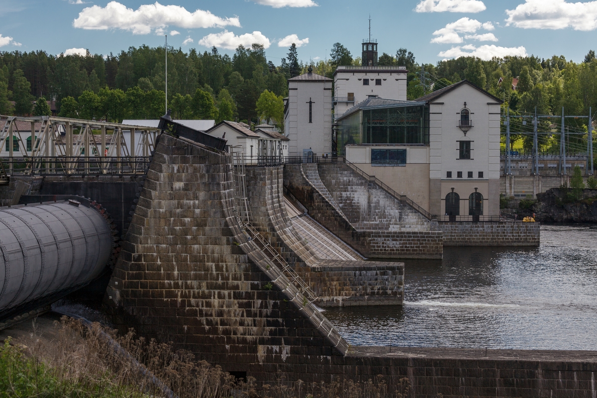 Rånåsfoss kraftverk i Glomma. Det kvite bygget til høgre er det opprinnelige kraftverket som var i drift mellom 1922 og 2014, glassbygget ved sidan av er Rånåsfoss III som stod ferdig i 2016.