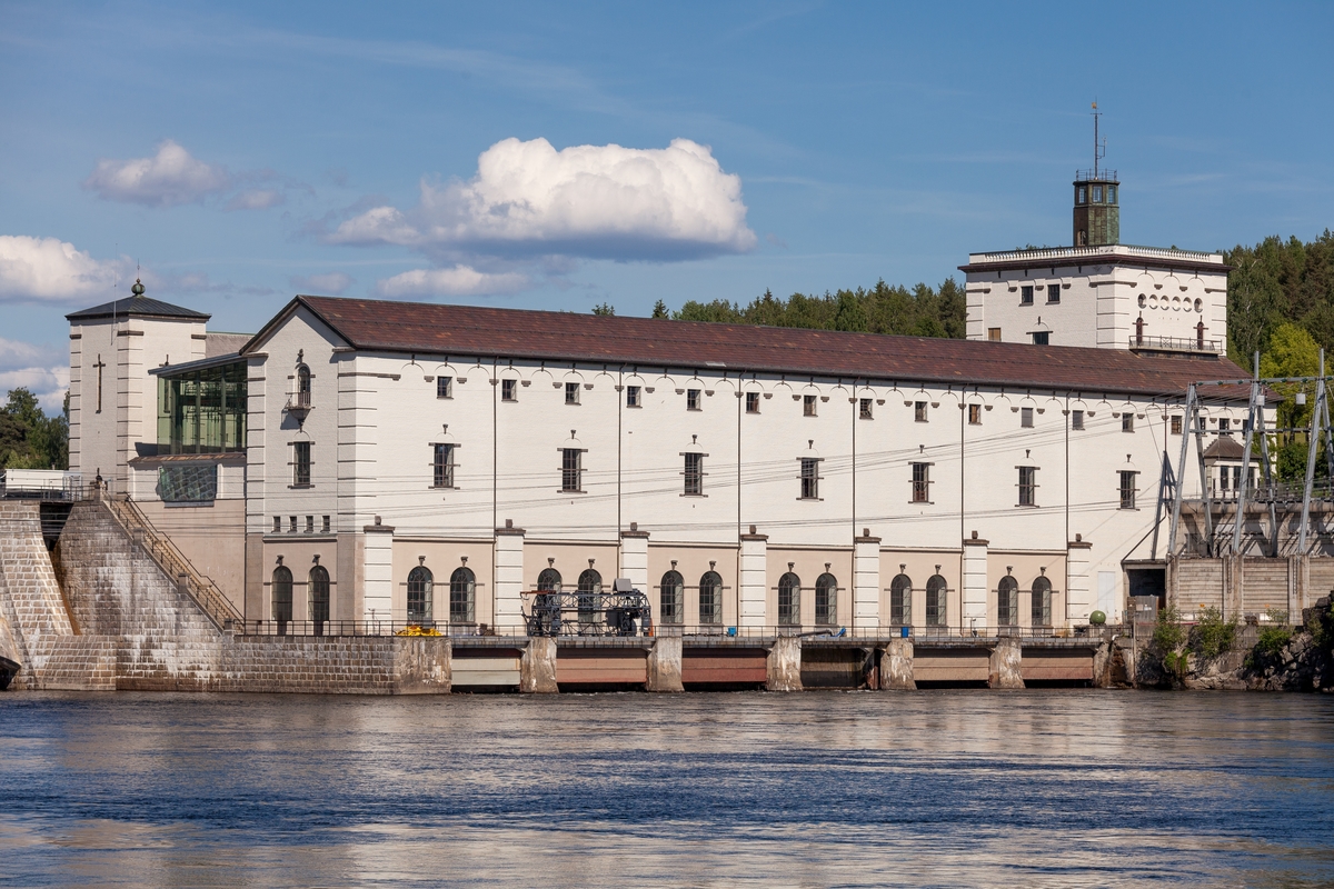 Rånåsfoss kraftverk frå 1922, eit bygg i nyklassisistisk arkitektur.