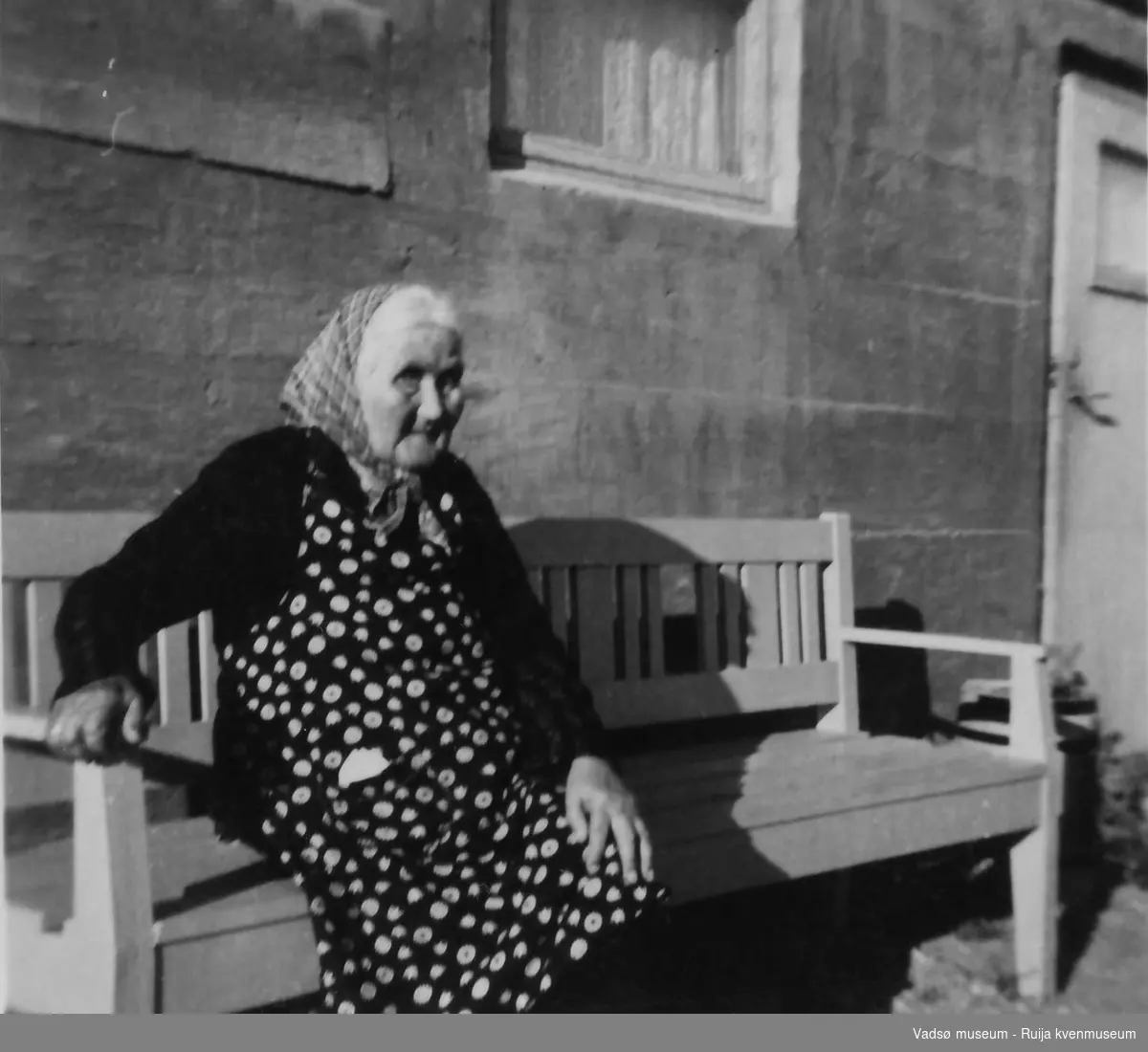 Brita Halonen på benk i 1951. Eier av Halonengården i Vadsø.