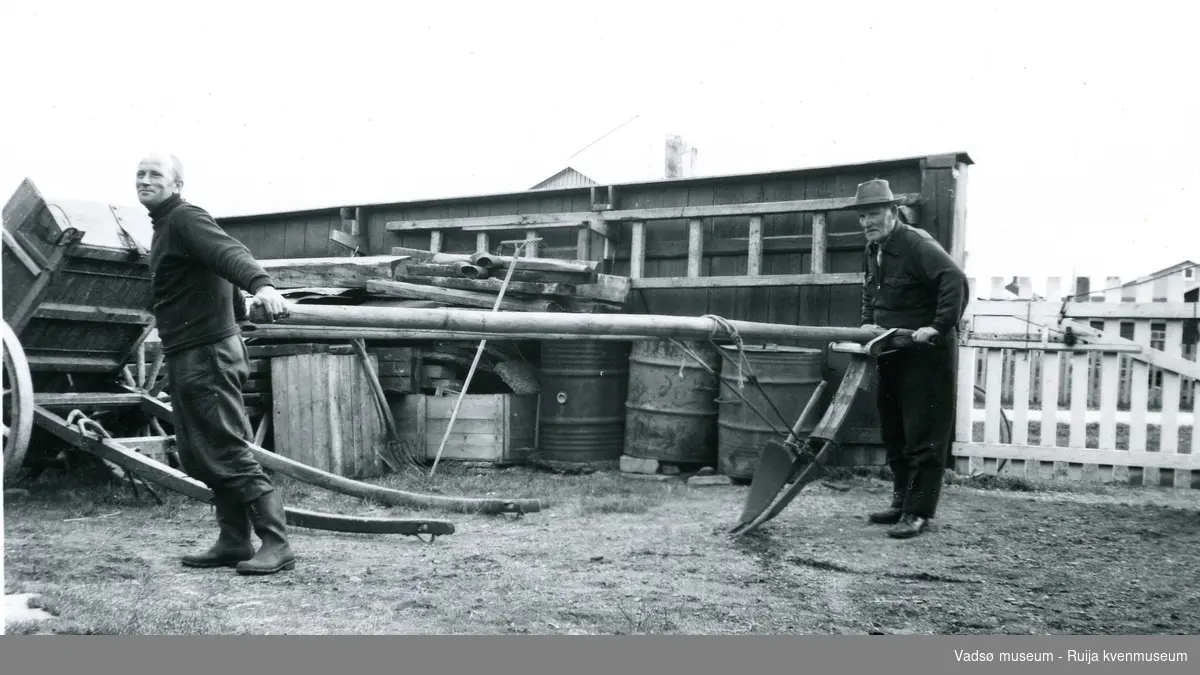 Far og sønn, Karl og Alf Tuomainen i 1964 med plogen Karl har laget. Alf demonstrerer bruk av hesteutstyr.