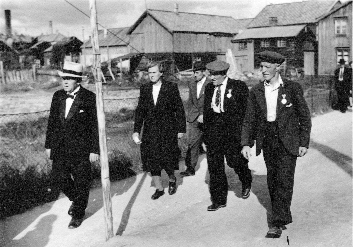 Kvinner og menn fotografert på vei til festmiddag i Stevnehallen under 300-årsjubileet for Røros Kobberverk i 1946