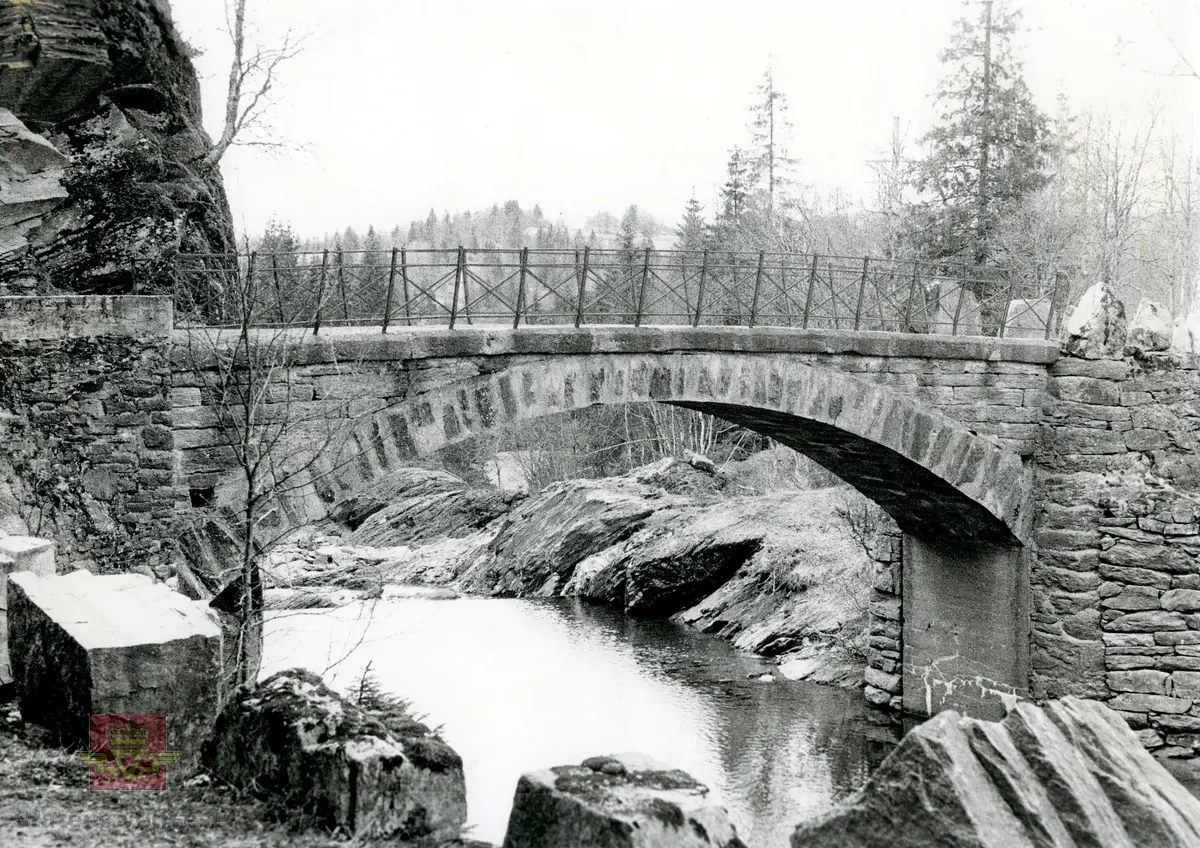 Fv12. Rødlielv steinhvelvbru ved Utskarpen i Rana. "Fredet." Gammel bru bygd 1911 - ny bru bygd 1957. Følg pilen til høyre.